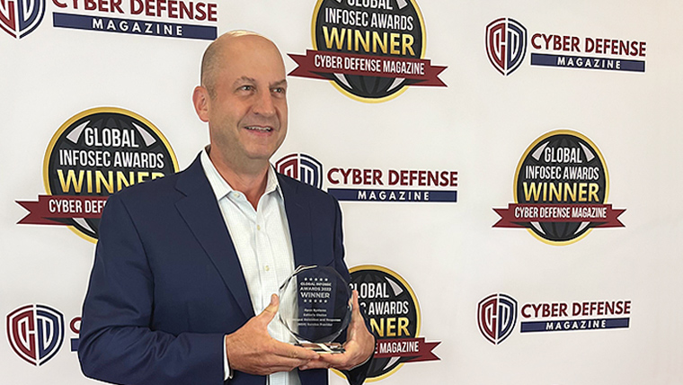 Open Systems nimmt einen der Branchen-Awards 2022 entgegen